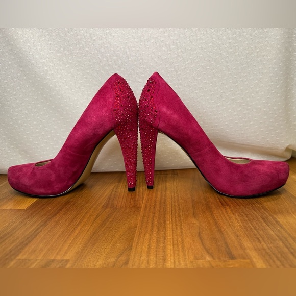 Nine West Ruby‑Red Suede Heels – Size 7M – Rhinestone Detail - Picture 5 of 9